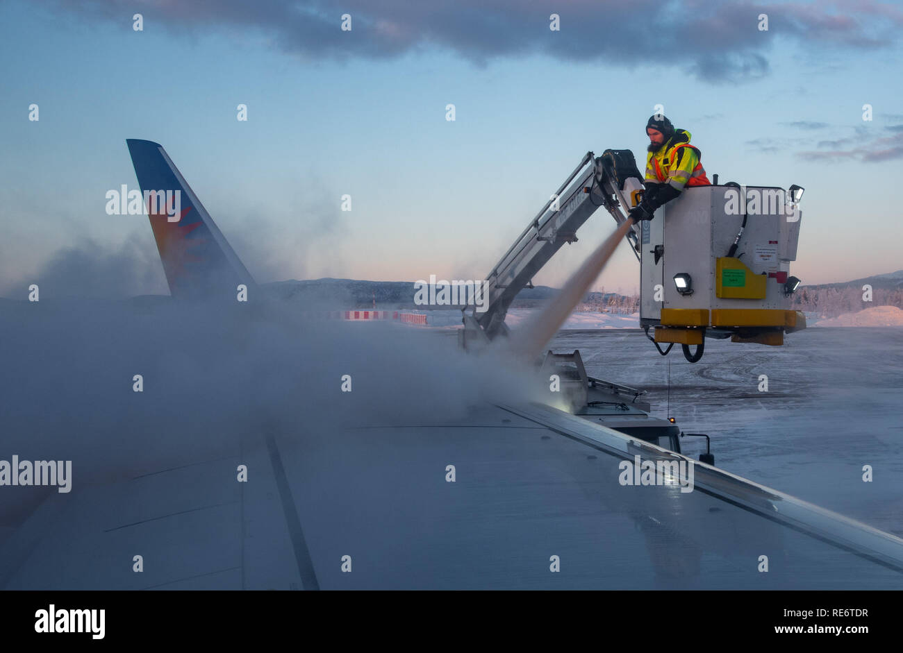 Kitilla Airport de terminer la Laponie. Le 20 janvier, 2019. Dégivrer les ailes d'un Boeing 737-300/800 avion à l'aéroport de Kitilla en Laponie finition à l'intérieur du cercle polaire arctique où le mercure a atteint moins 30 C le dimanche matin. Liquide de dégivrage, un mélange d'un produit chimique appelé glycol et d'eau, est chauffé et vaporisé sous pression pour enlever la glace et la neige sur l'aéronef. Crédit : John Eveson/Alamy Live News Banque D'Images