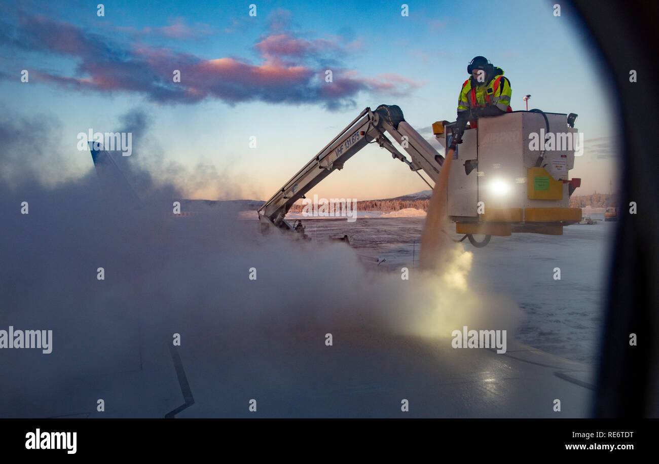 Kitilla Airport de terminer la Laponie. Le 20 janvier, 2019. Dégivrer les ailes d'un Boeing 737-300/800 avion à l'aéroport de Kitilla en Laponie finition à l'intérieur du cercle polaire arctique où le mercure a atteint moins 30 C le dimanche matin. Liquide de dégivrage, un mélange d'un produit chimique appelé glycol et d'eau, est chauffé et vaporisé sous pression pour enlever la glace et la neige sur l'aéronef. Crédit : John Eveson/Alamy Live News Banque D'Images