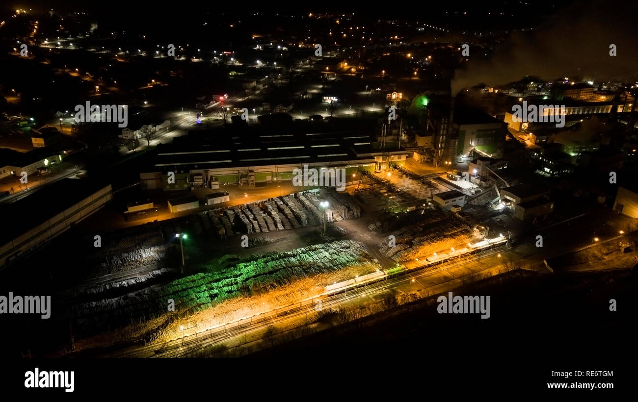 Vue de nuit sur une usine de meubles. La prise de vue depuis le bourdon Banque D'Images