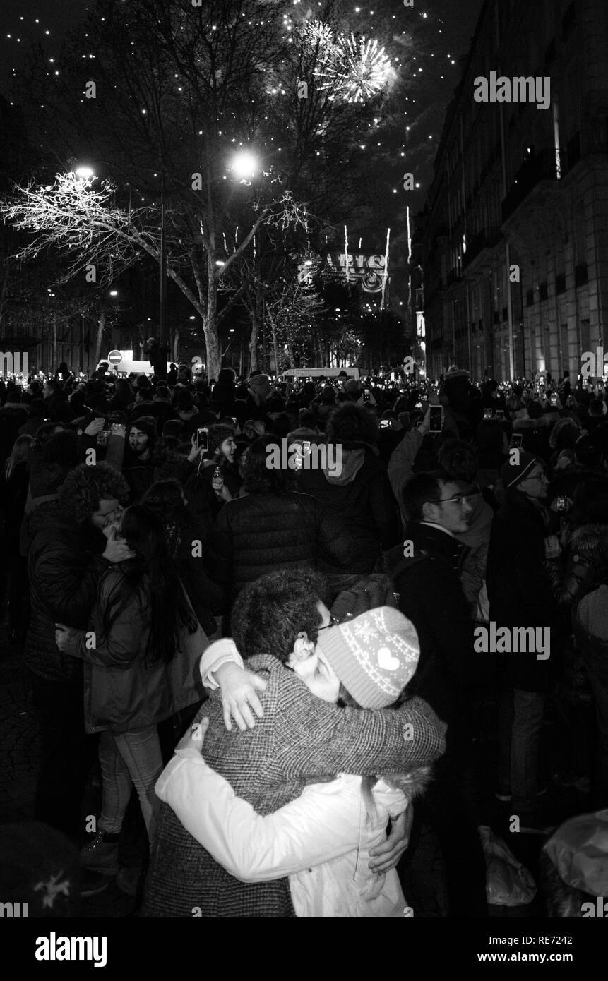 Couple celebrating 2019 Nouvel An, Champs Elysées, Paris, France. Banque D'Images