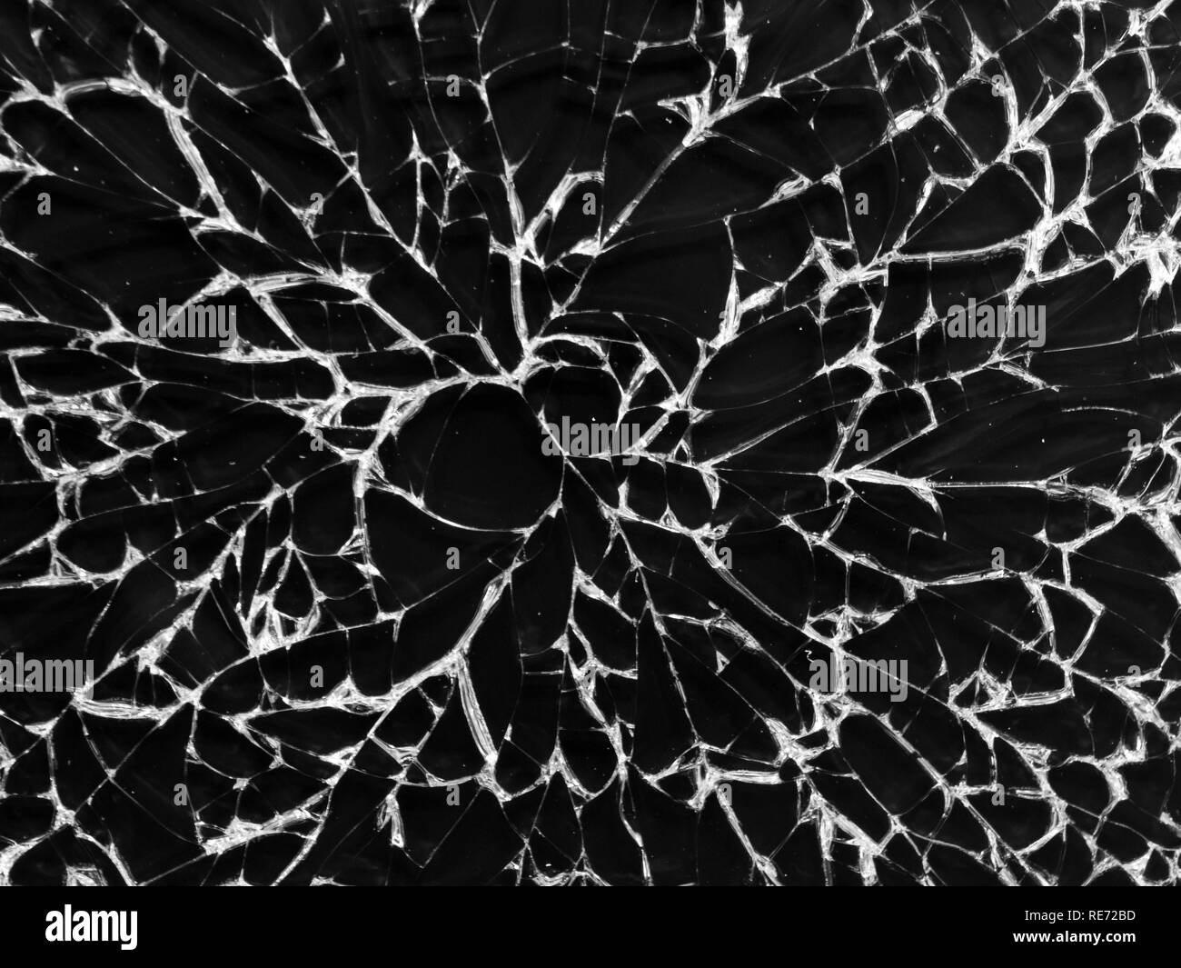 La texture de verre fissuré sur fond noir. Effet de verre craquelé réalistes isolées. Banque D'Images