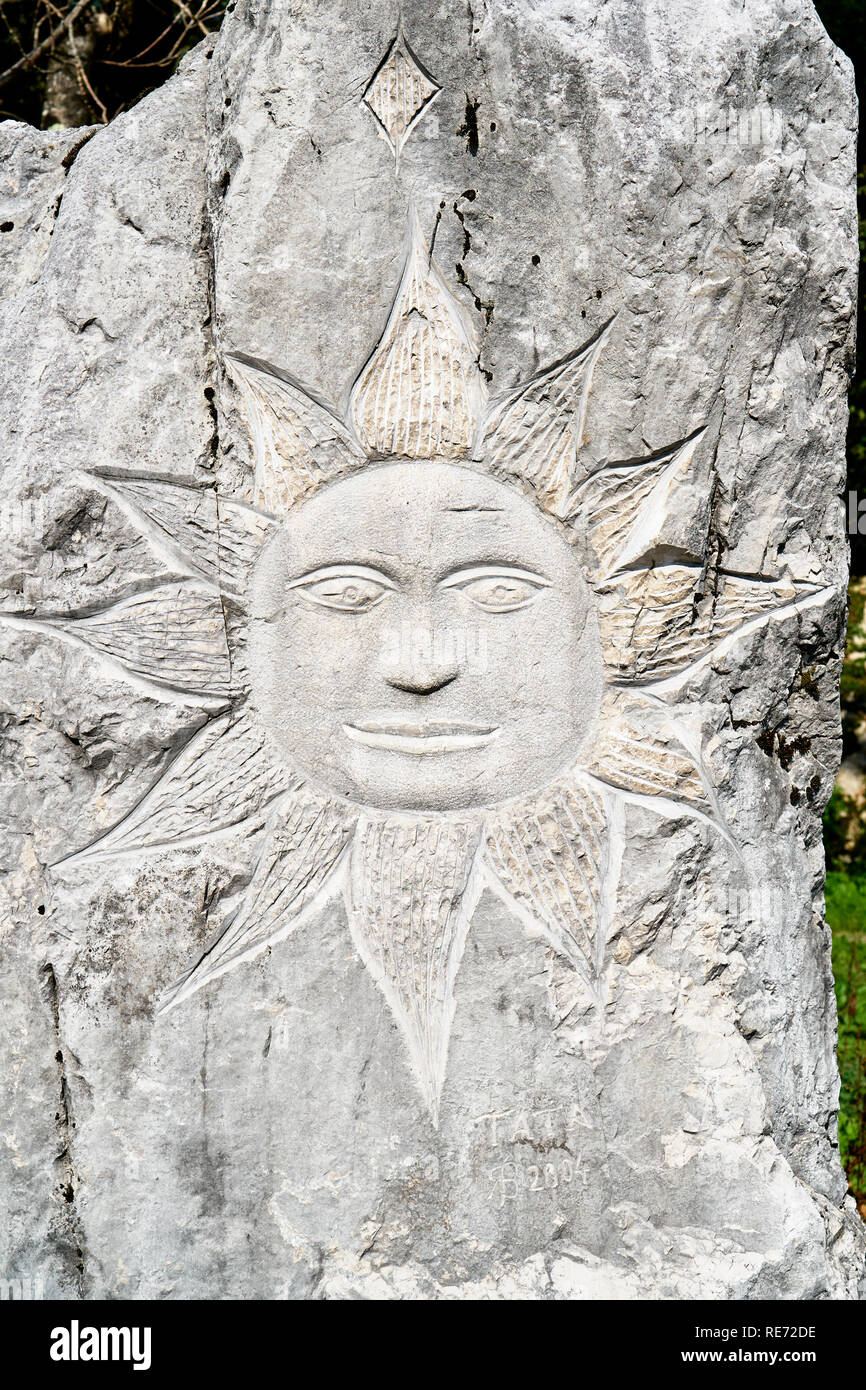 La sculpture sur pierre du soleil, une partie de la 'Beauty en bois et pierre', ' Lepota v bistrita dans kamnu", série d'œuvres entre Dreznica et Kosec Banque D'Images