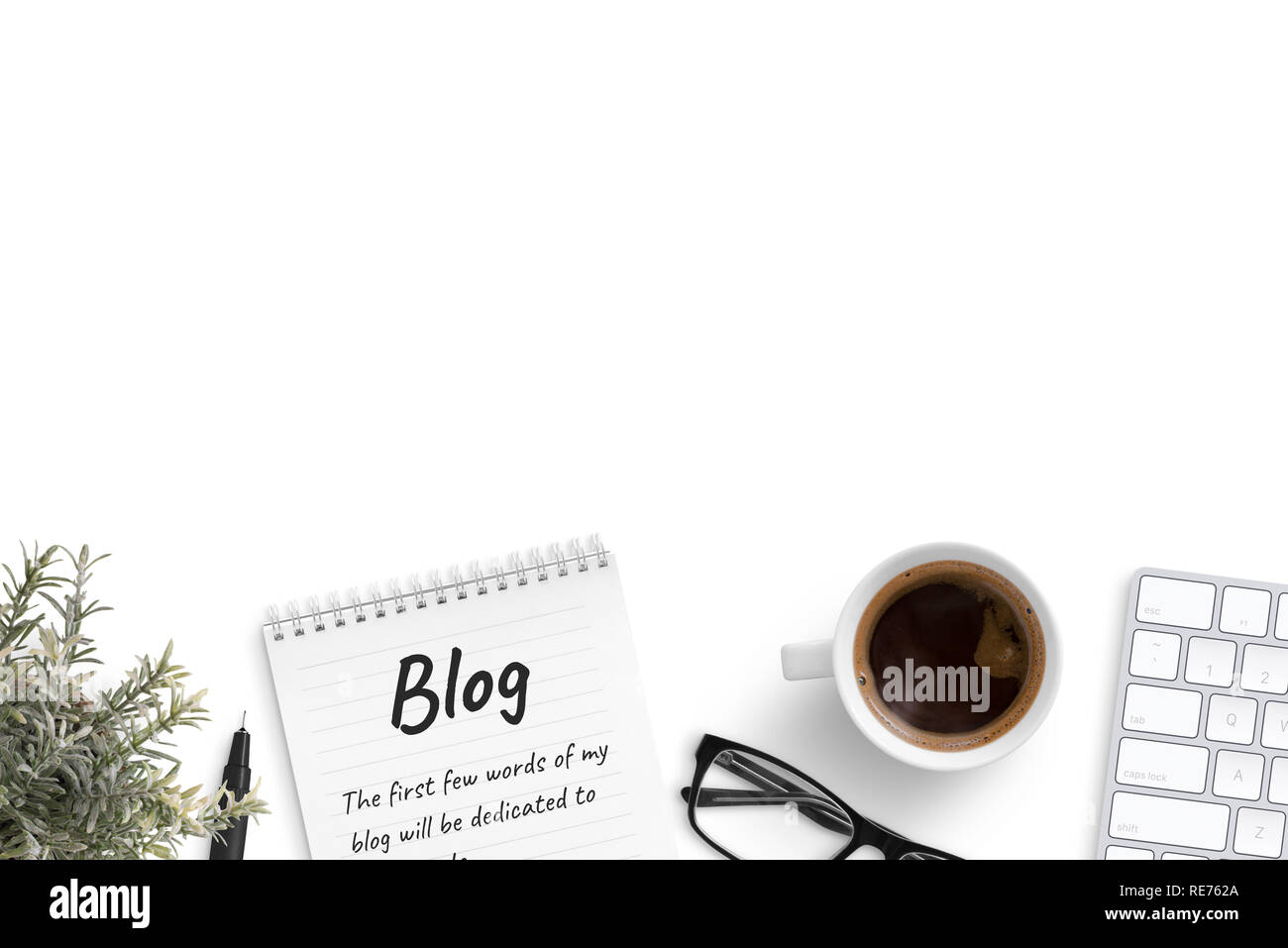 Office 24 avec copie espace sur le dessus. Blog de texte sur le bloc-notes, clavier, café, un stylo, lunettes, plante sur le fond. Banque D'Images