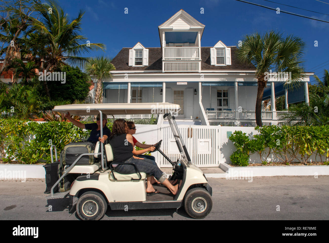 Voiture de golf et loyalistes accueil. Bay Street. Dunmore Town, Harbour Island, Eleuthera. Bahamas Banque D'Images