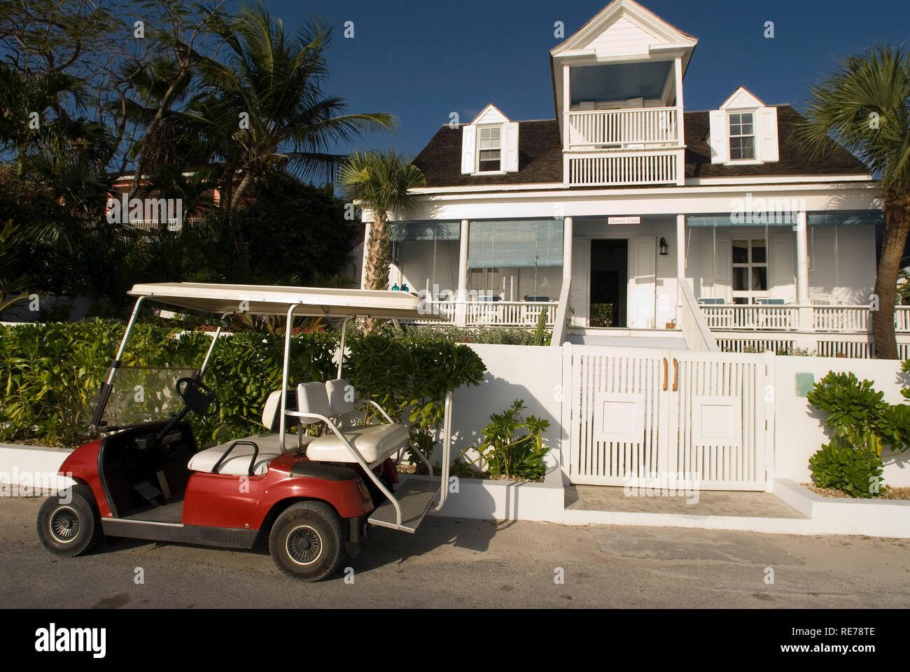 Voiture de golf et loyalistes accueil. Bay Street. Dunmore Town, Harbour Island, Eleuthera. Bahamas Banque D'Images