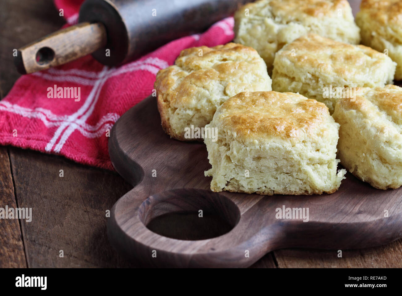 Babeurre biscuits fraîchement cuits au four du sud ou des scones à partir de zéro sur une planche à découper. Banque D'Images