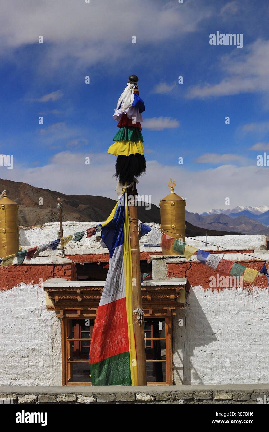 Un drapeau de prière bouddhiste tibétain dans une cour intérieure du monastère Banque D'Images