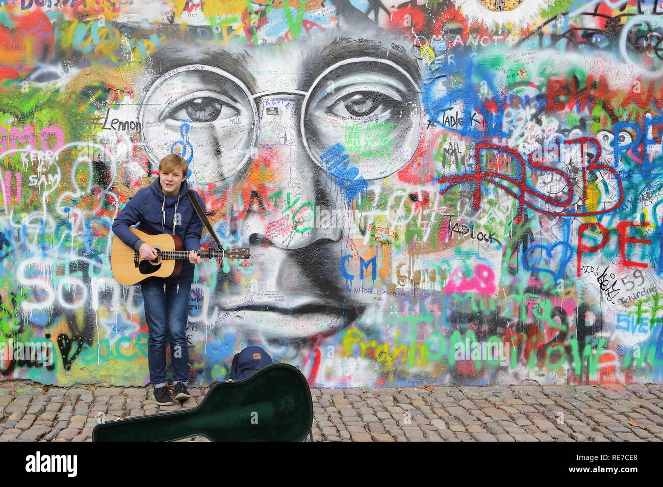 PRAGUE, RÉPUBLIQUE TCHÈQUE - 3 janvier:Le Mur de Lennon depuis le 1980 rempli de graffiti 3 JANVIER 2016 Prague. Utilisez uniquement éditoriale Banque D'Images