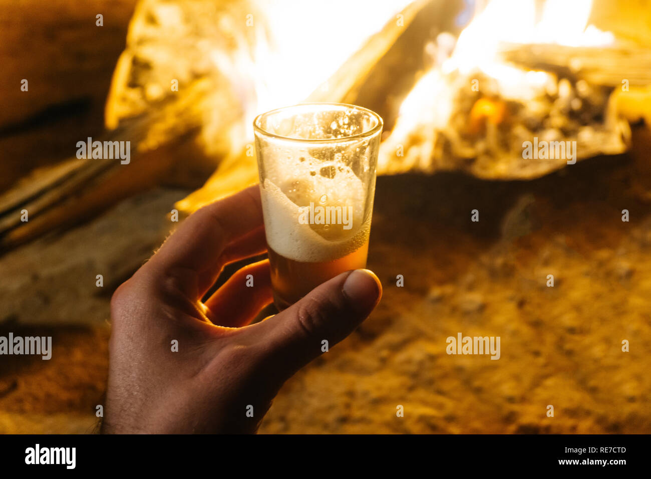 Thé à la menthe arabe (marocain le thé à la menthe) La boisson chaude dans le Moyen-Orient et le monde musulman. Servi dans une théière en argent fer spécial avec du sucre Banque D'Images