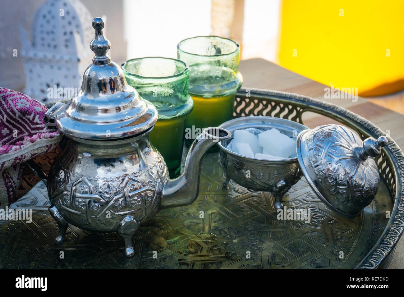 Thé à la menthe arabe (marocain le thé à la menthe) La boisson chaude dans le Moyen-Orient et le monde musulman. Servi dans une théière en argent fer spécial avec du sucre Banque D'Images