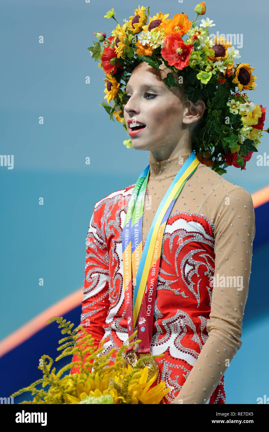 Kiev, Ukraine - le 29 août 2013 : Yana Kudryavtseva, la Russie avec médaille d'or, cérémonie de remise des prix des 32e Championnats du monde de gymnastique rythmique. Elle beca Banque D'Images