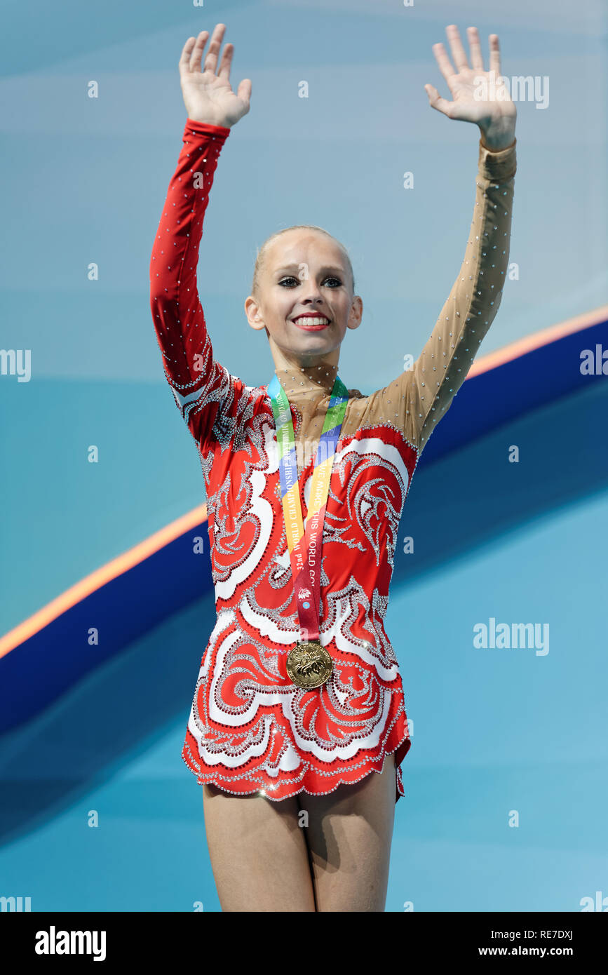 Kiev, Ukraine - 29 août 2013 : Yana Kudryavtseva, Russie avec la médaille d'or à la cérémonie de remise des 32e championnats du monde de gymnastique rythmique. Banque D'Images