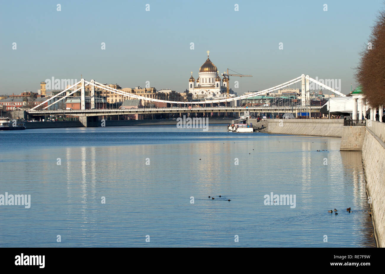 Voir à partir de la Moskova sur pont de Crimée et de la Cathédrale du Christ Sauveur de Moscou sous ciel bleu clair Banque D'Images