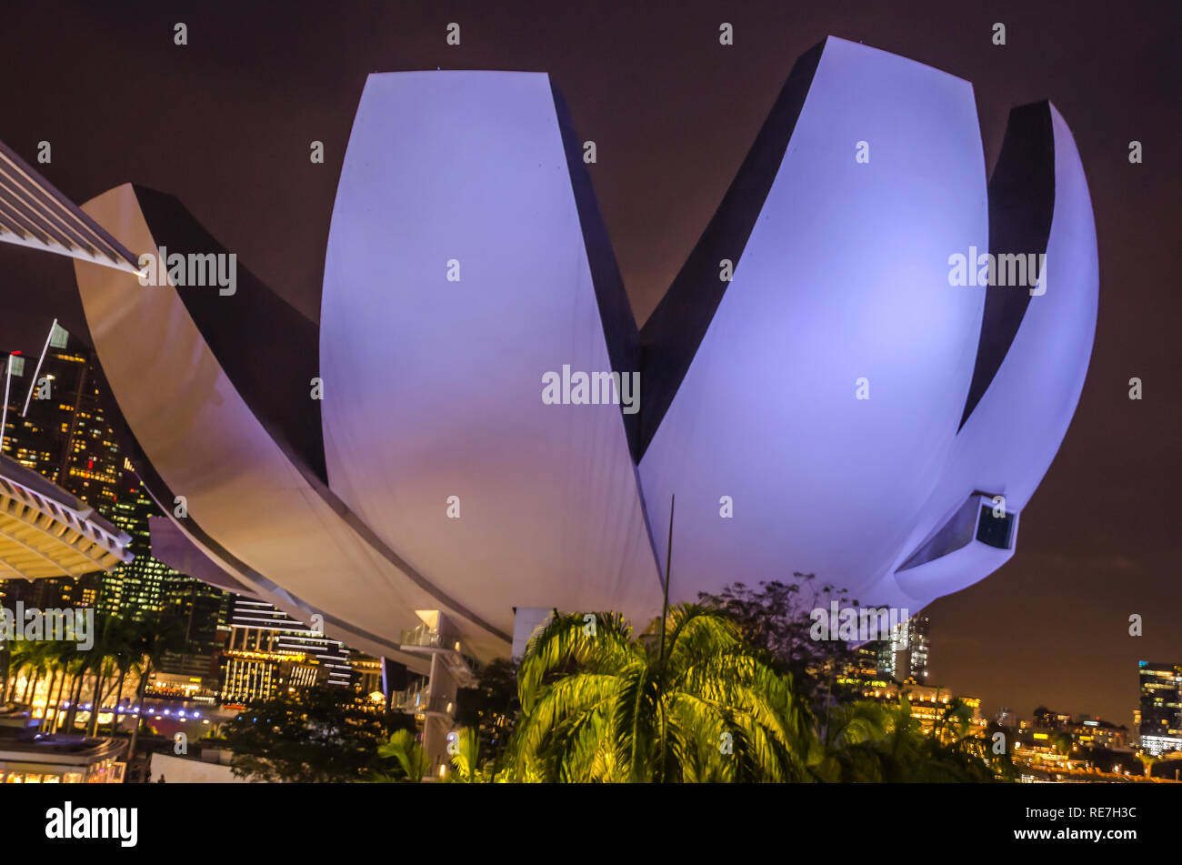 Singapour, en Asie du sud-est - 14 décembre 2018 : Belle vue sur l'art et la Science Museum de twilight zone. Banque D'Images