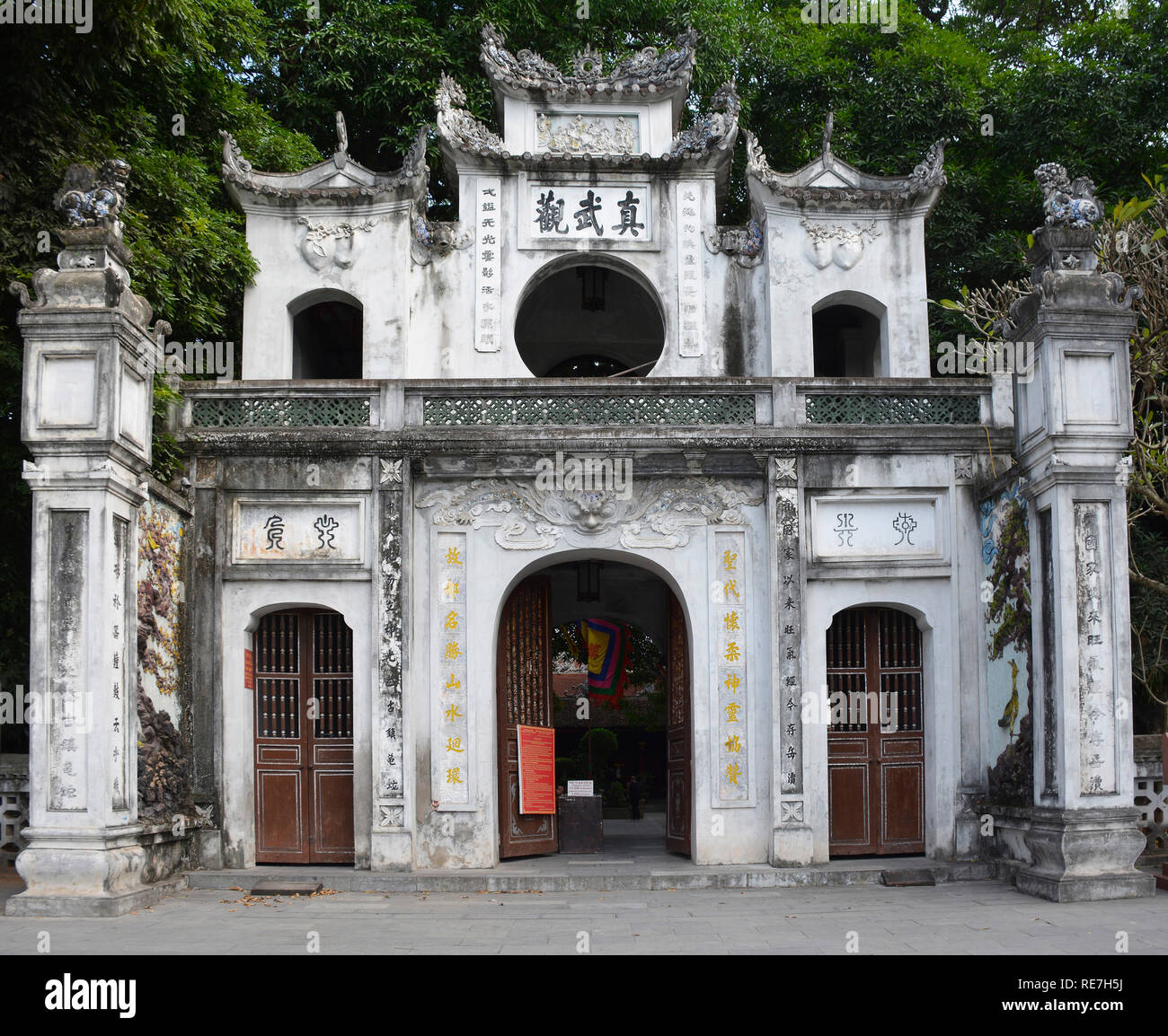 Hanoi, Vietnam - 16 décembre 2017. La porte devant le temple historique Quan Thanh dans le quartier de Ba Dinh à Hanoi, Vietnam. Le temple Banque D'Images