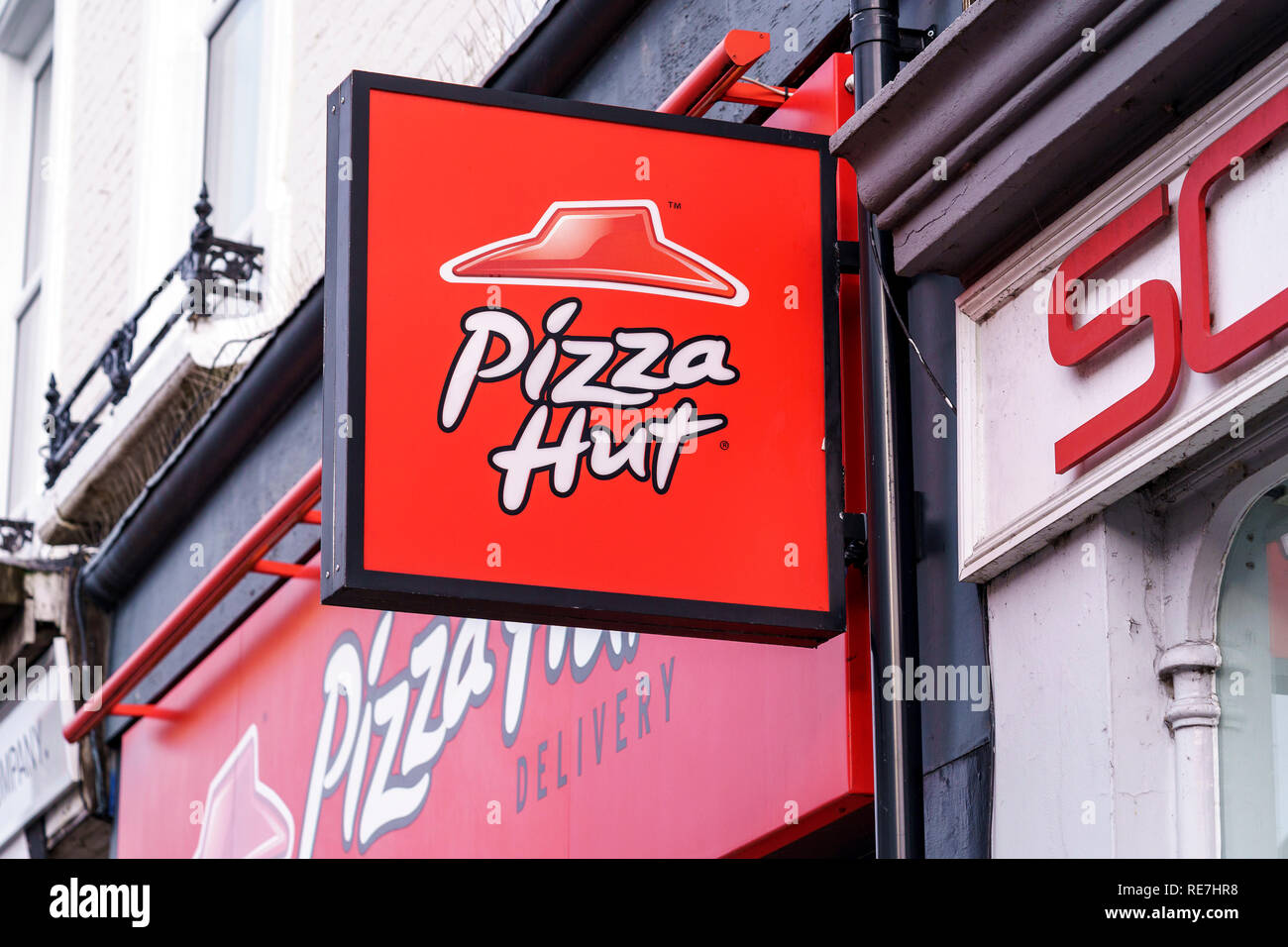 Pizza Hut restaurant sign à emporter et le logo Banque D'Images