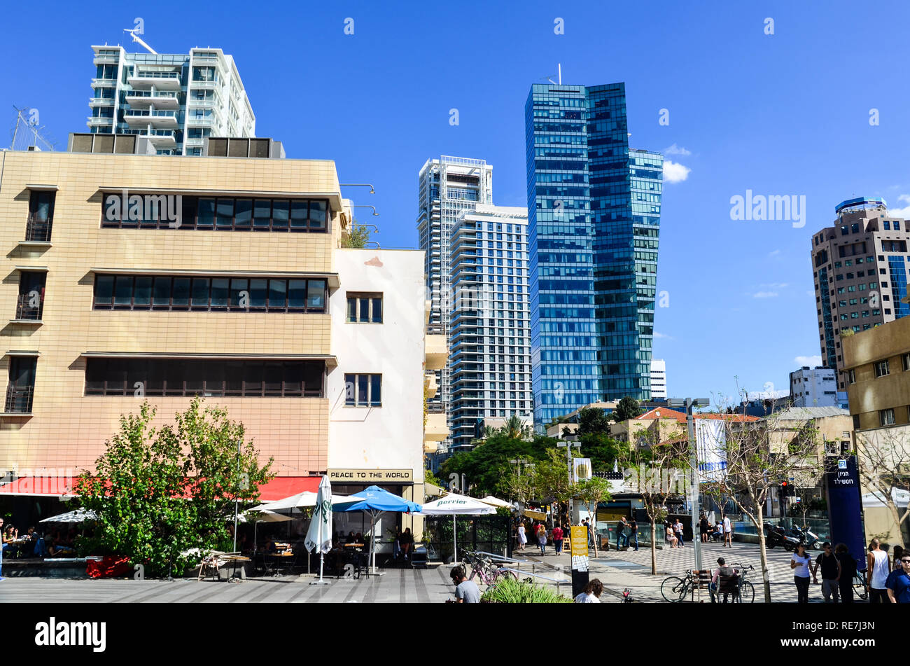 Scène de vie et de grands bâtiments sur une chaude journée d'automne sur le Boulevard Rothschild, Tel Aviv, Israël Banque D'Images