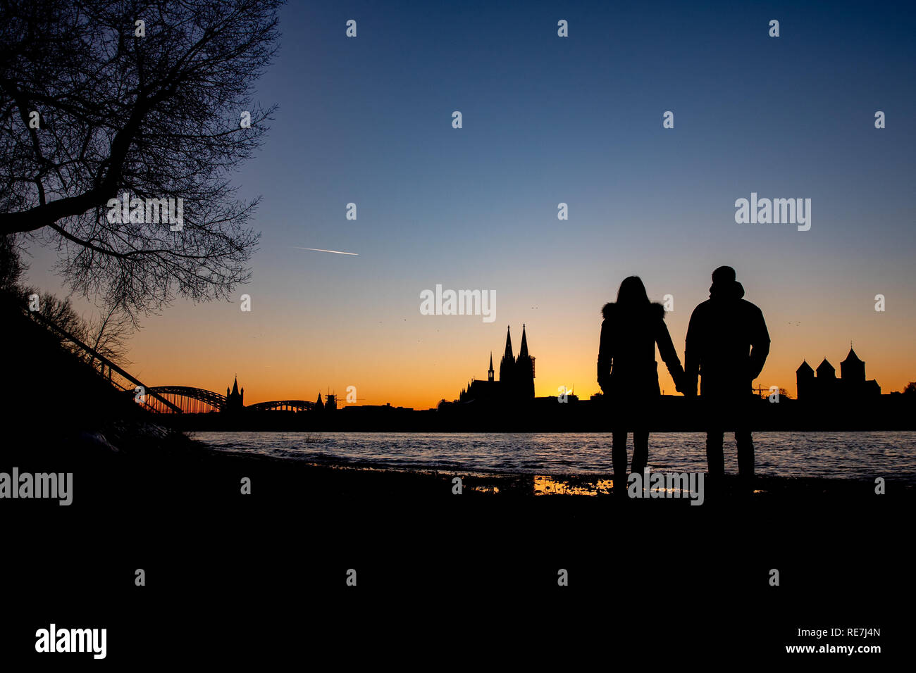 Ein Paar steht Am Ufer des Rhein. Banque D'Images