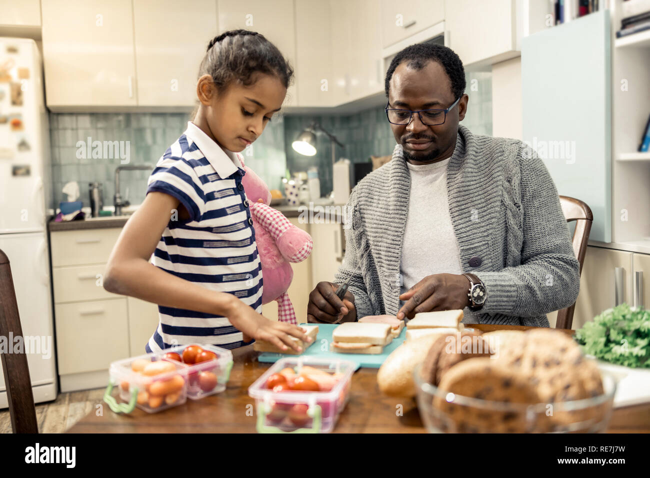 Père et fille profiter de leur famille matin cooking together Banque D'Images