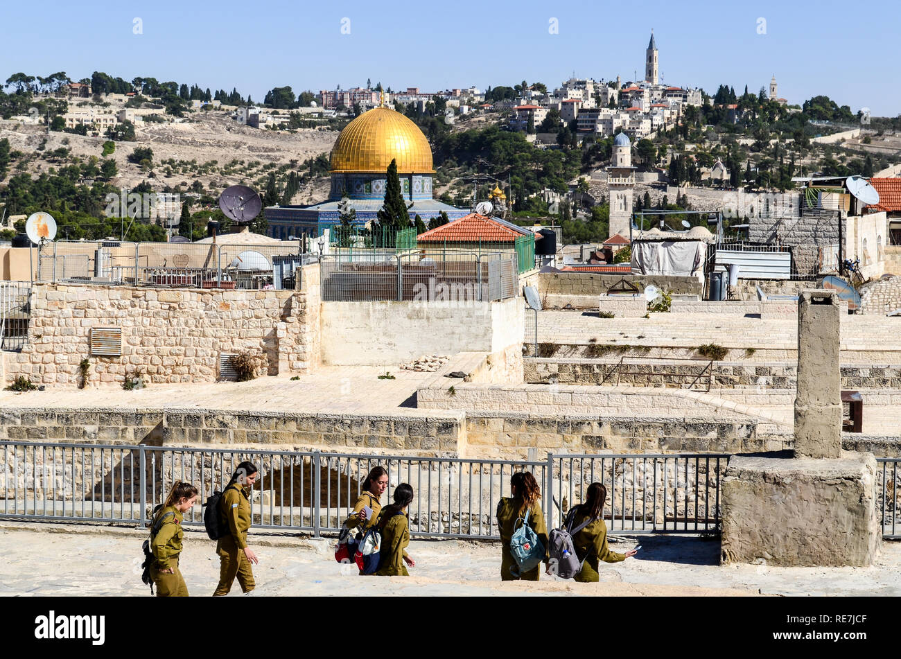 Les FDI (Forces de défense d'Israël) les jeunes filles en tenue militaire marche sur les toits de Jérusalem, avec le Mont du Temple dans l'arrière-plan Banque D'Images