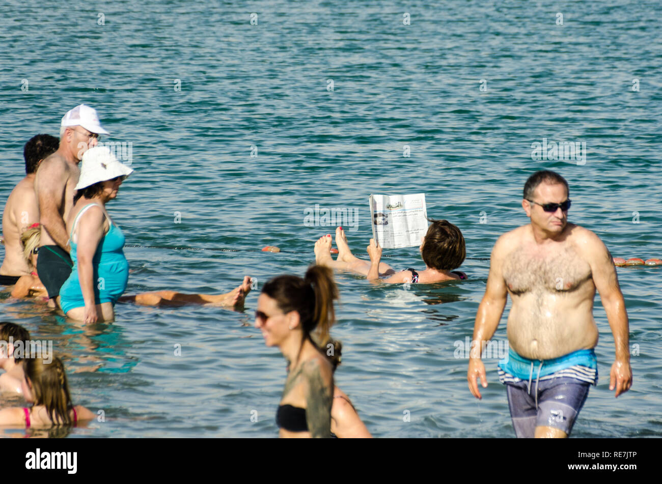 Bather lecture tout en flottant dans la Mer Morte (Cisjordanie), et hypersalins lac le plus bas au monde, à -430m au-dessous du niveau de la mer Banque D'Images