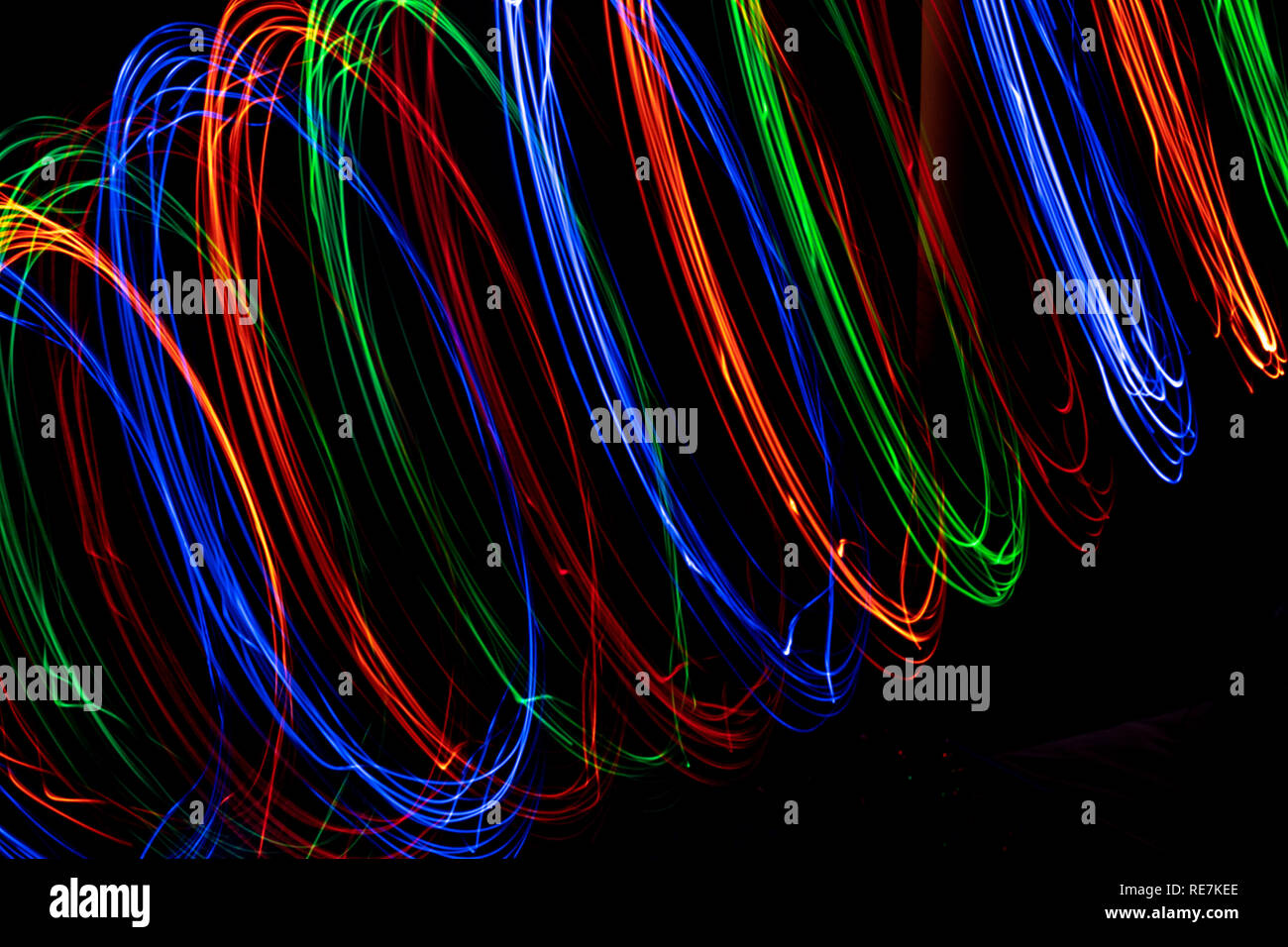 Une longue exposition de Fairy Lights sur fond noir Banque D'Images
