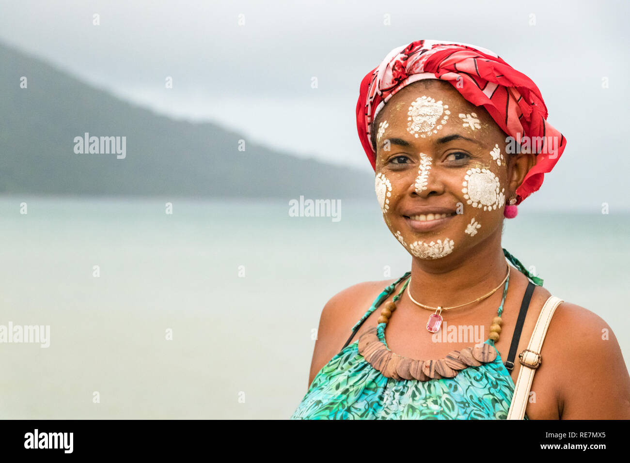 Portrait d'une femme malgache avec son visage peint, VezoSakalava la tradition, Nosy Be Portrait d'une femme malgache avec son visage peint, VezoSakalava la tradition, Nosy Be