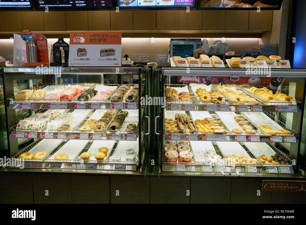 Séoul, Corée du Sud - circa 2017 MAI : Dunkin Donuts au terminal domestique de l'aéroport de Gimpo. Dunkin Donuts est une entreprise mondiale et coffeeho beignet Banque D'Images