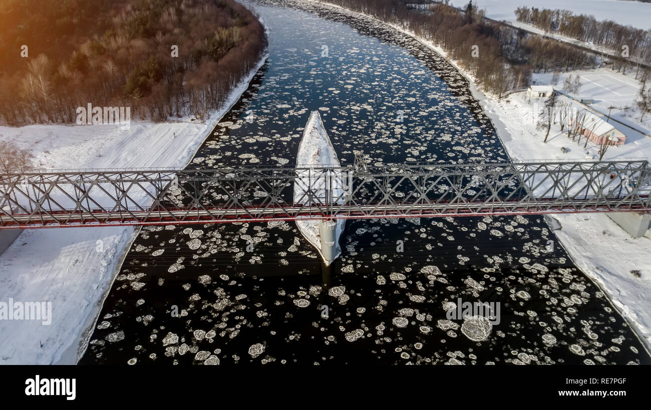 Des blocs de glace flottant sur la rivière Banque D'Images