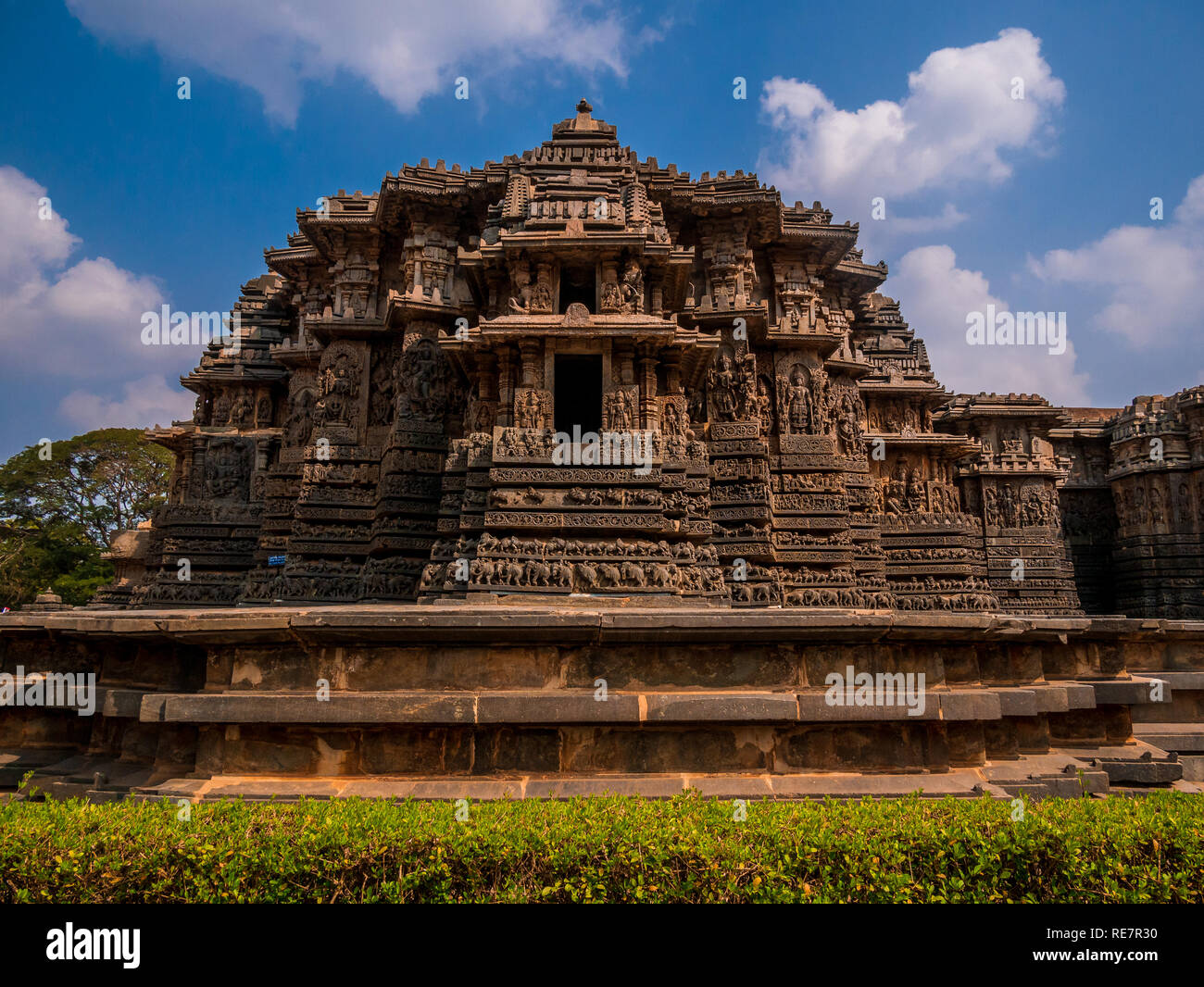 L'extérieur de l'hoysaleswara temple, est un 12ème siècle temple hindou dédié à Shiva comprend de nombreux thèmes de l'Shaktism vache sacrée et tradition de Hin Banque D'Images