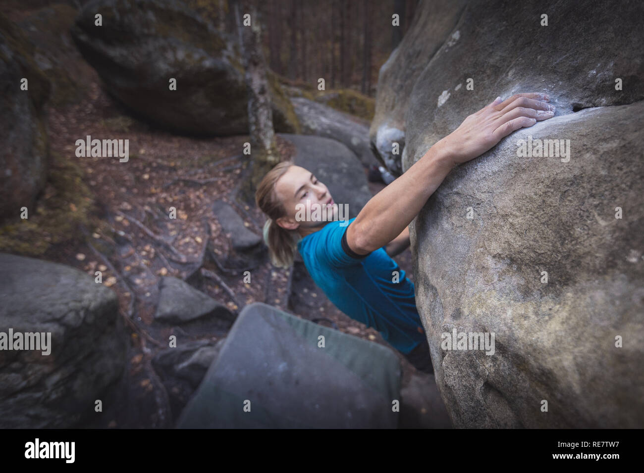 Climber Zofia Reych bouldering dans la forêt de Fontainebleau, France Banque D'Images