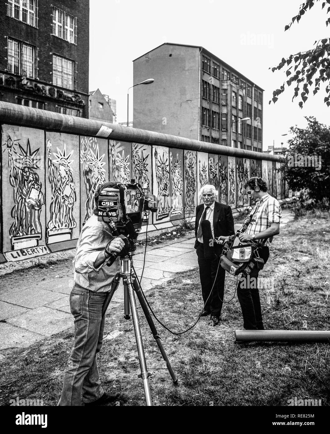 Août 1986, une équipe de télévision CBS une entrevue en face de Mur décoré de fresques de la Statue de la liberté, côté ouest de Berlin, Allemagne, Europe, Banque D'Images