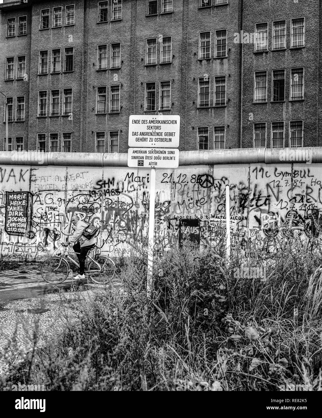 Août 1986, les graffitis du mur de Berlin, avertissement de fin de secteur américain, des cyclistes, Berlin est, Berlin Ouest, l'Allemagne, l'Europe, Banque D'Images