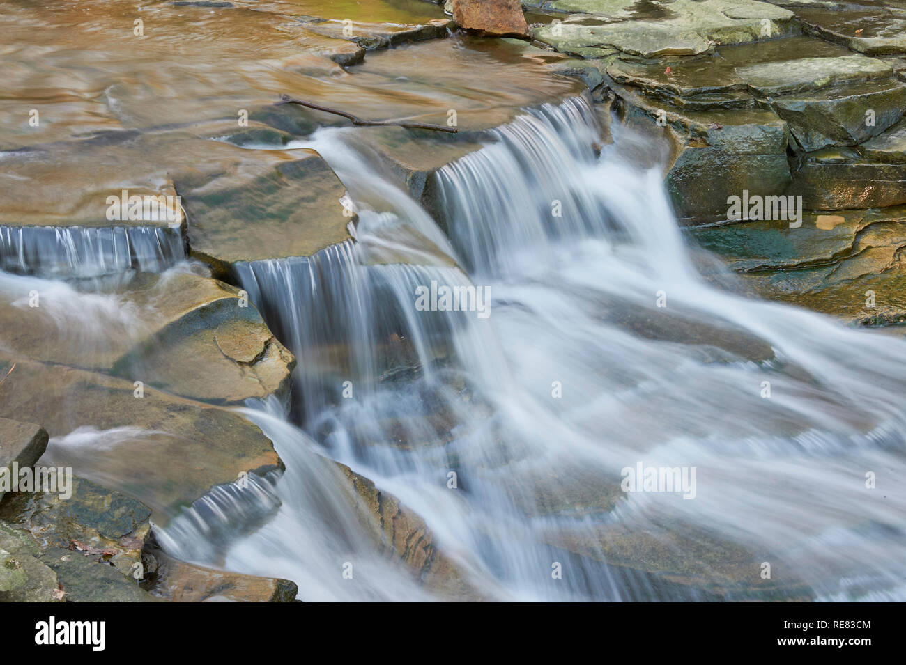 Cascade/rapides sur la rivière grand chagrin dans le village de Chagrin Falls, Ohio USA Banque D'Images