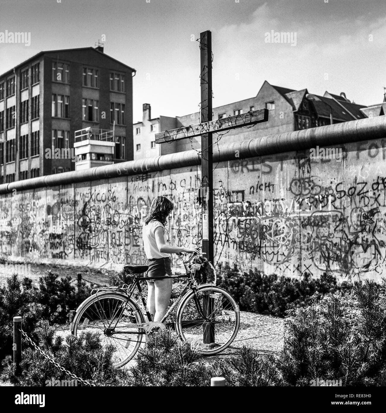 Août 1986, jeune femme à vélo, Peter Fechter memorial, graffitis sur mur de Berlin, Kreuzberg, rue Zimmerstrasse, l'ouest de Berlin, Allemagne, Europe, Banque D'Images