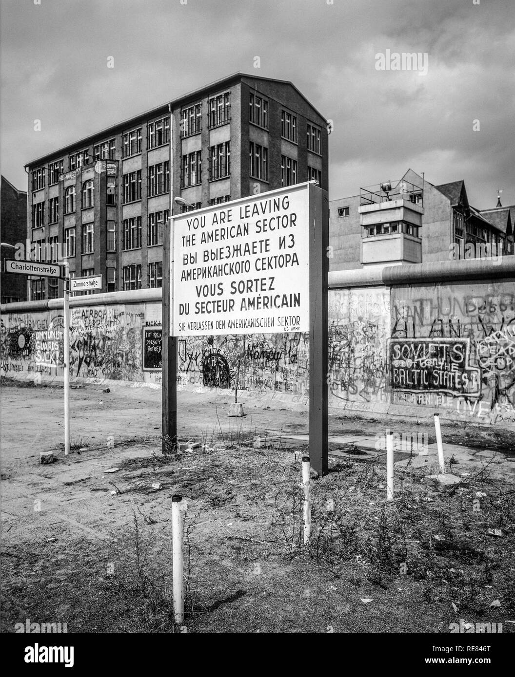 Août 1986, laissant le secteur américain panneau d'avertissement, les graffitis du mur de Berlin, Berlin est watchtower, Zimmerstrasse street sign, Berlin, Allemagne de l'Ouest, Banque D'Images
