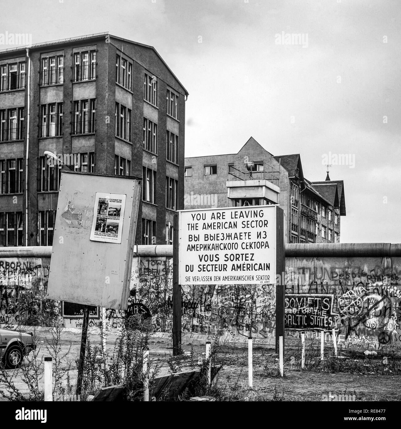 Août 1986, laissant le secteur américain panneau d'avertissement, les graffitis du mur de Berlin, Berlin est watchtower, Zimmerstrasse Street, West Berlin, Allemagne, Europe, Banque D'Images