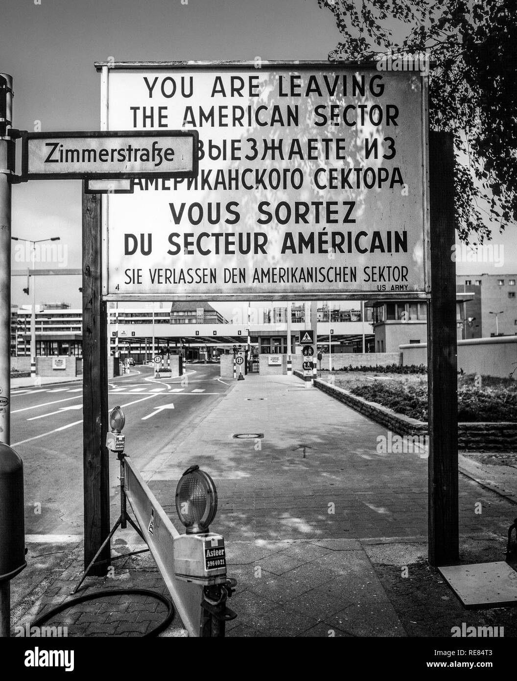 Août 1986, laissant le secteur américain de Berlin, Berlin est signe d'avertissement postesfrontières, Zimmerstrasse street, Kreuzberg, Berlin Ouest, l'Allemagne, l'Europe, Banque D'Images