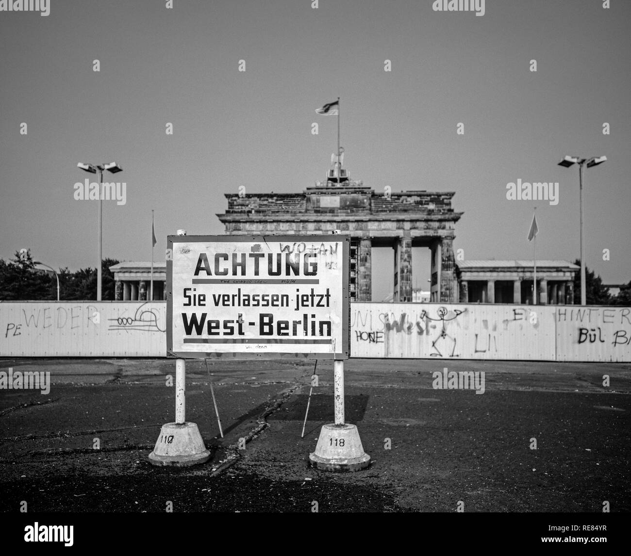 Août 1986, laissant Berlin Ouest panneau d'avertissement devant le Mur de Berlin, la Porte de Brandebourg à Berlin Est, Berlin Ouest, l'Allemagne, l'Europe, Banque D'Images