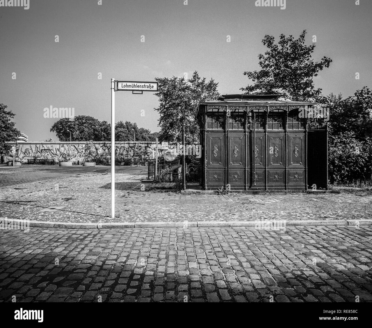 Août 1986, les anciens toilettes publiques 1899 Mur de Berlin, graffitis, Lohmühlenstrasse street sign, Treptow, Berlin Ouest, l'Allemagne, l'Europe, Banque D'Images