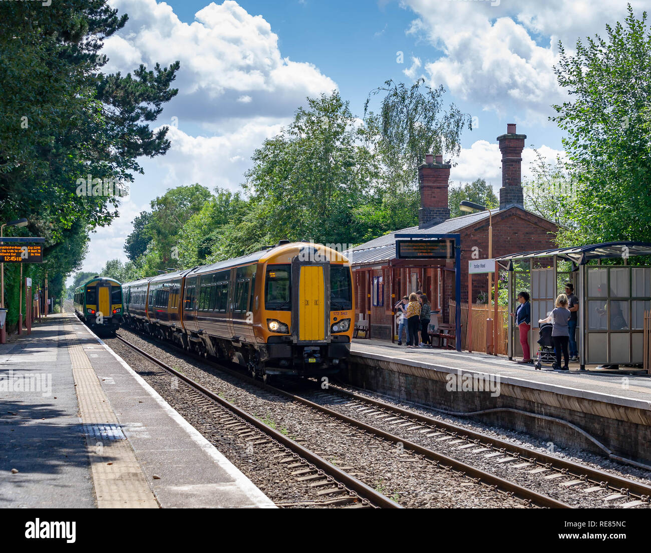 172 classe 342 avec un bois approches Yardley Whitlocks End à Stourbridge Junction dans la classe de service 172 337 feuilles avec un service à Stratford Av Banque D'Images