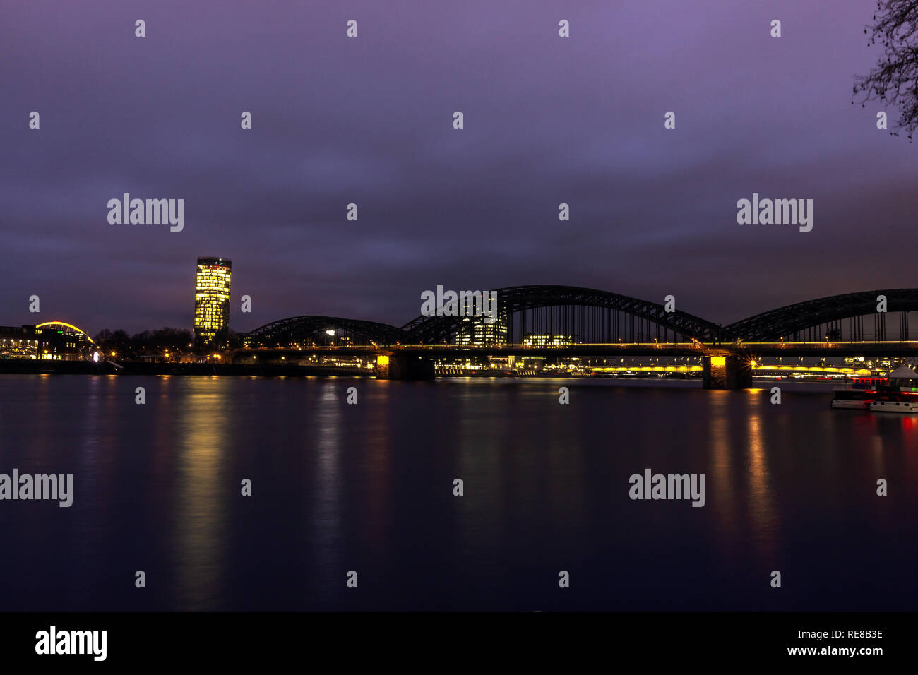 Vue sur le vieux pont Hohenzollern, l'horizon et un brillant, nuit à Cologne - Allemagne, Cologne 2019 Banque D'Images