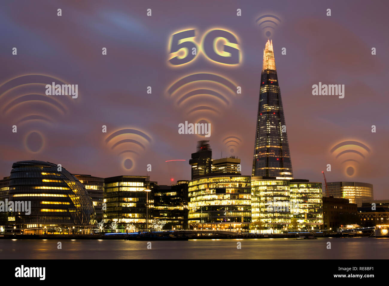5G concept dans la ville. De nombreux symboles sur le haut des immeubles. Internet mobile haut débit. Banque D'Images