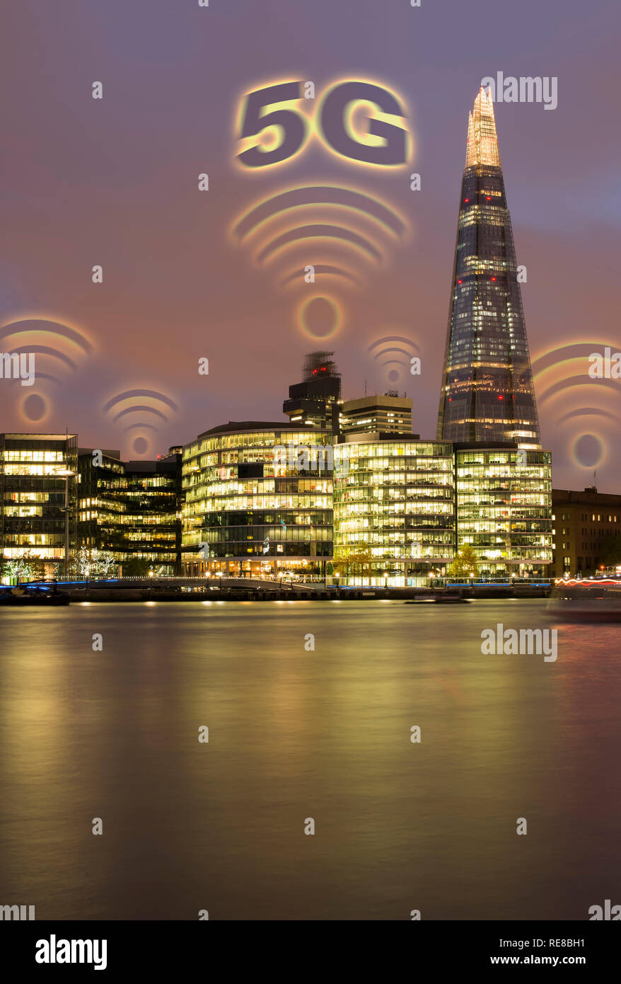 5G concept dans la ville. De nombreux symboles sur le haut des immeubles. Internet mobile haut débit. Banque D'Images