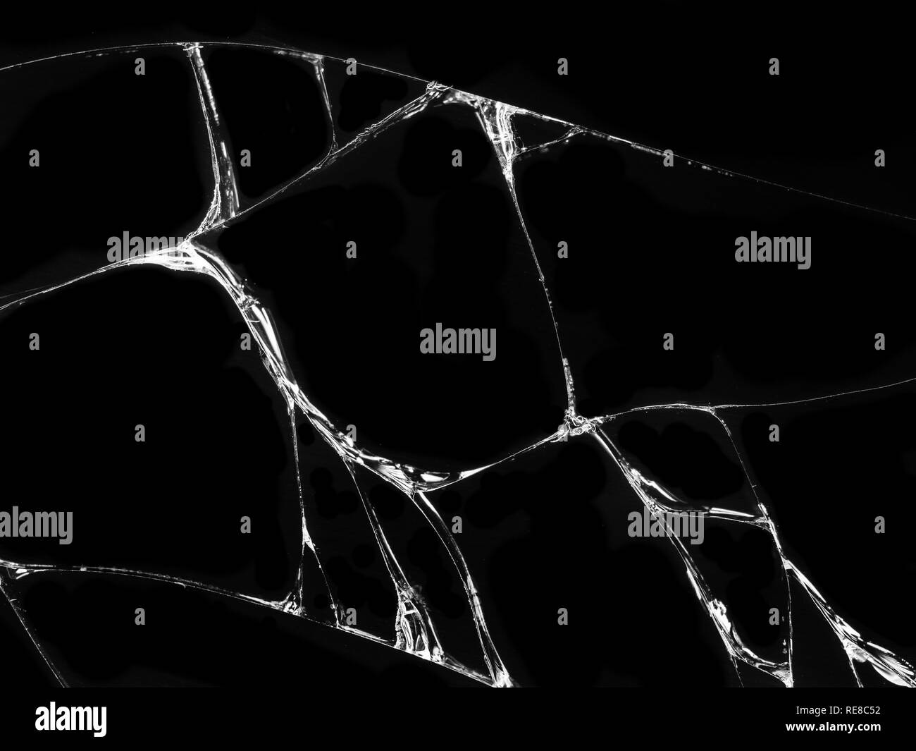 La texture de verre fissuré sur fond noir. Effet de verre craquelé réalistes isolées. Banque D'Images