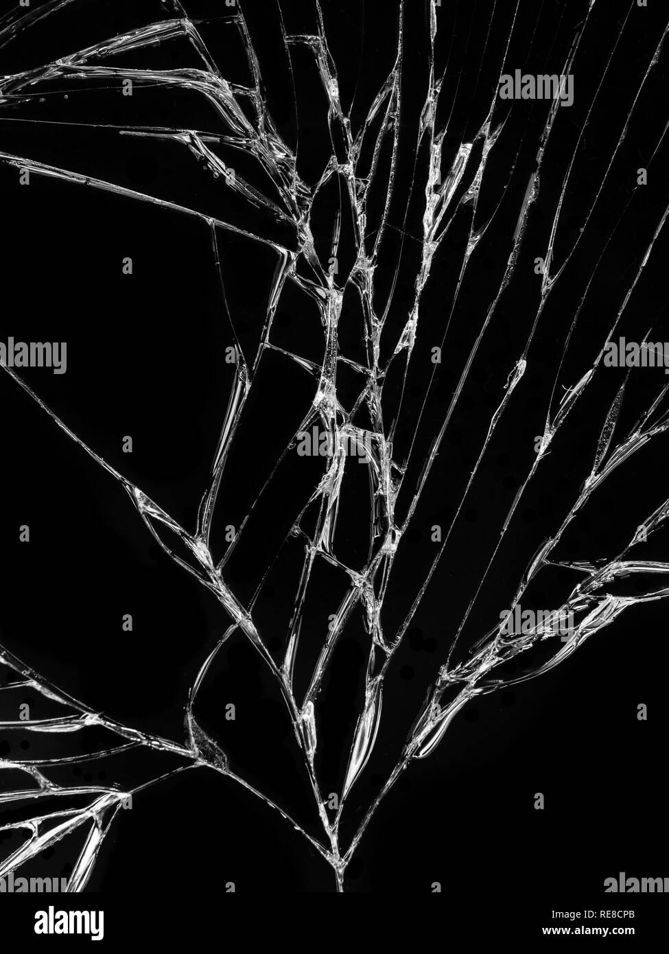 La texture de verre fissuré sur fond noir. Effet de verre craquelé réalistes isolées. Banque D'Images