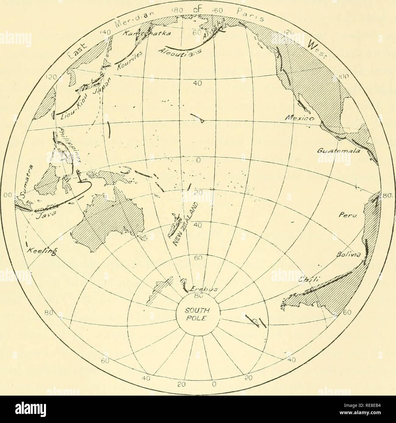 . La terre et ses habitants ... La géographie. Agences volcanique. 29 Nouvelle-Zélande, comprend les cônes actifs des Nouvelles-hébrides, la Santa-Cruz et Solo- mon g'rou]3s, la chaîne des Philippines et du Japon, où Milne estime 129, dont trente-cinq sont actifs, l'archipel des Kouriles avec seize, les îles Aléoutiennes avec trente-quatre, dont dix sont actives. À travers la péninsule de l'Alaska' la série est connecté avec ceux de la côte ouest de l'Amérique, qui se poursuivent jusqu'à la Bridgeman et autres cônes et à l'ouest de la nouvelle Shet- terre Îles. Ici s'élève l'arc a manqué Banque D'Images