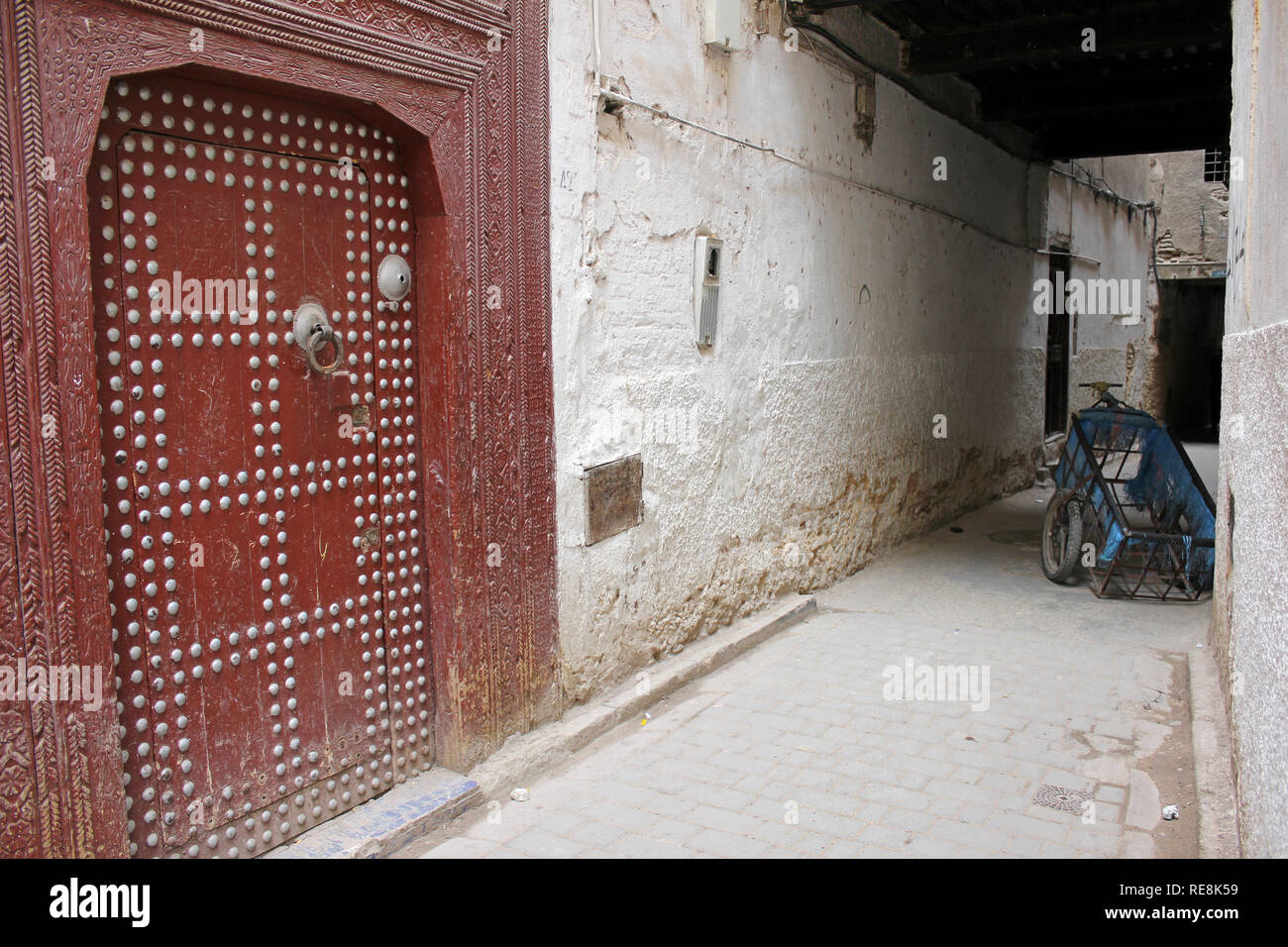 Porte en bois marocain et Alley dans Bab Mellah : Le quartier juif (FES) Banque D'Images