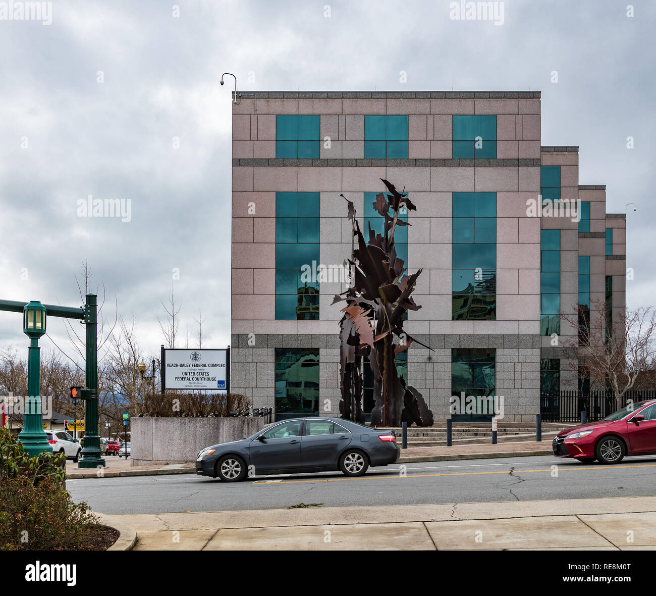 ASHEVILLE, NC, USA-1/18/19 : Veach-Baley complexe fédéral, à côté de la US Federal Courthouse. Banque D'Images