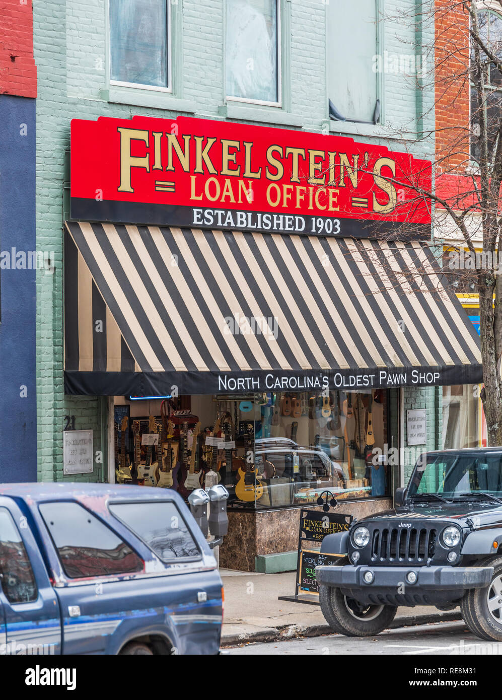 ASHEVILLE, NC, USA-1/18/19 : Finkelstein, la publicité qu'en Caroline du Nord, le plus ancien magasin de jouet sur Broadway St., au centre-ville. Banque D'Images